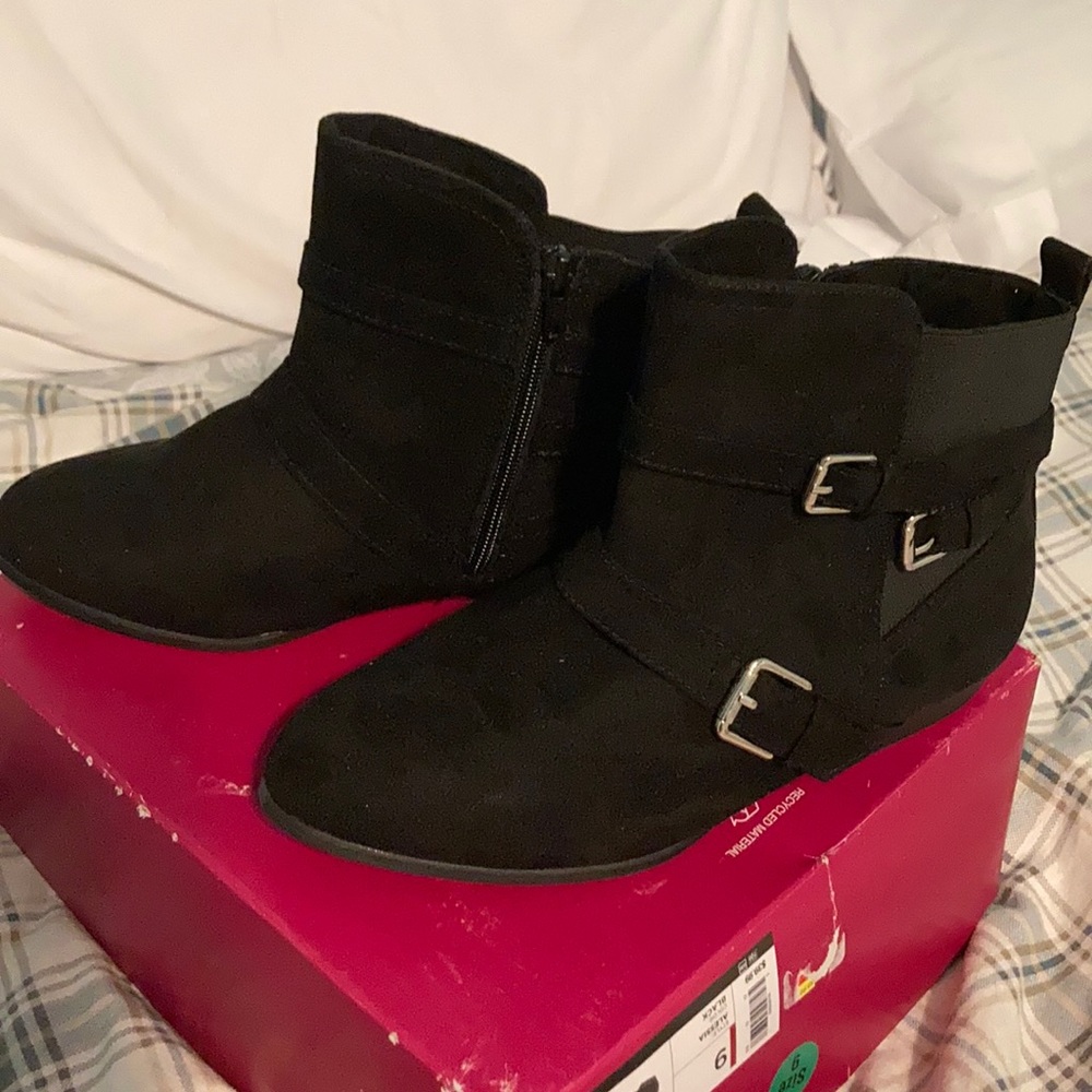 Black boots with buckles